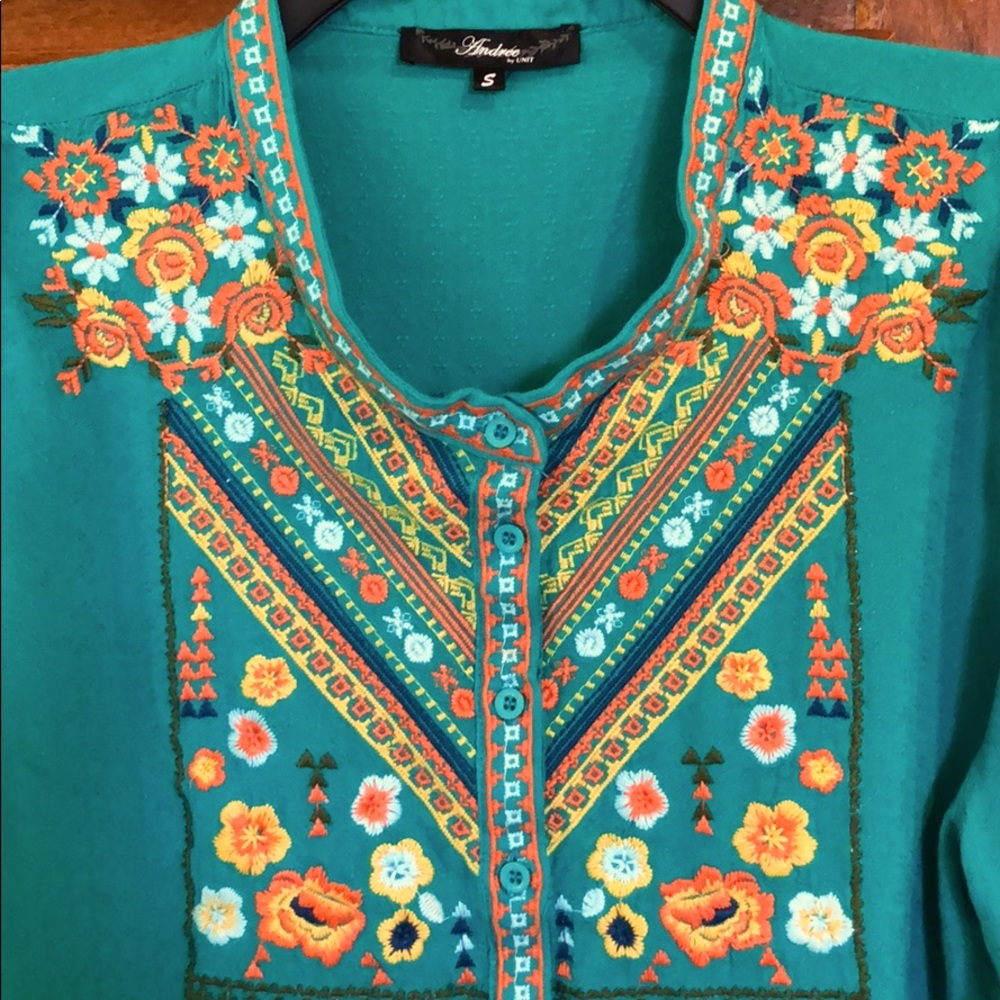 🎉Gorgeous Turquoise Embroidery Top🎉